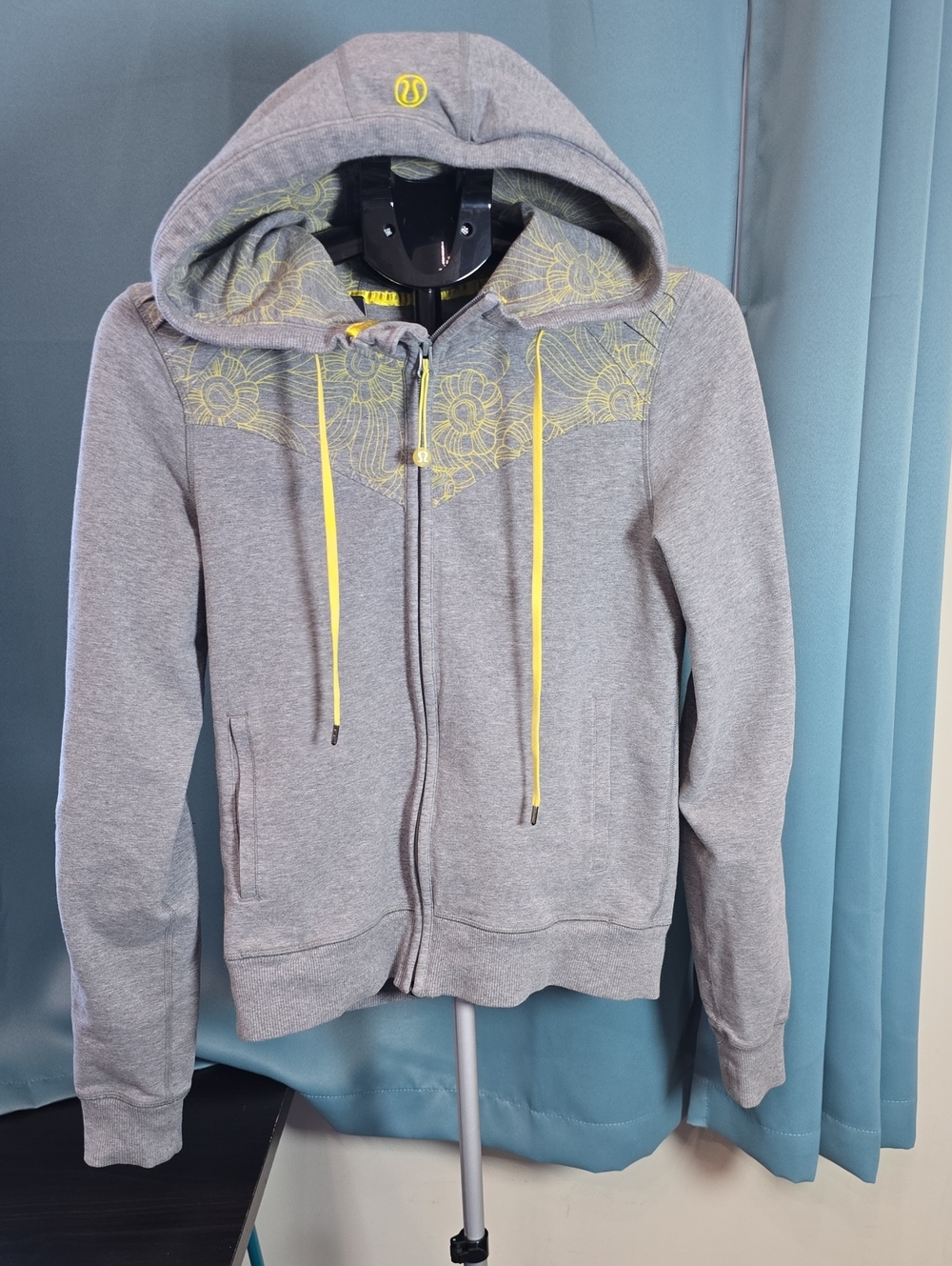 lululemon athletica Gray Zip-Up Hoodie with Yellow Accents Size 8